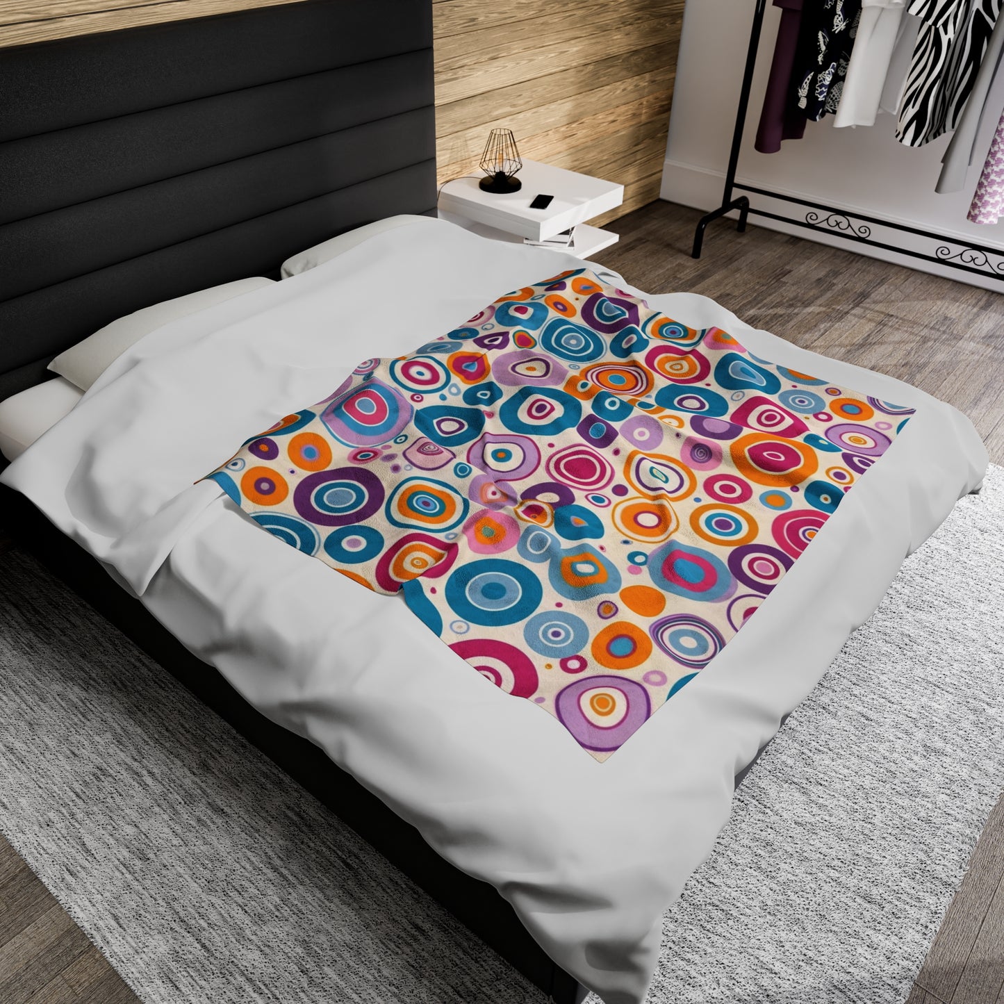 Energetic Circle Pattern Throw Blanket: Luxurious Comfort Plush Throw Blanket - Cozy Velveteen Fleece Accent