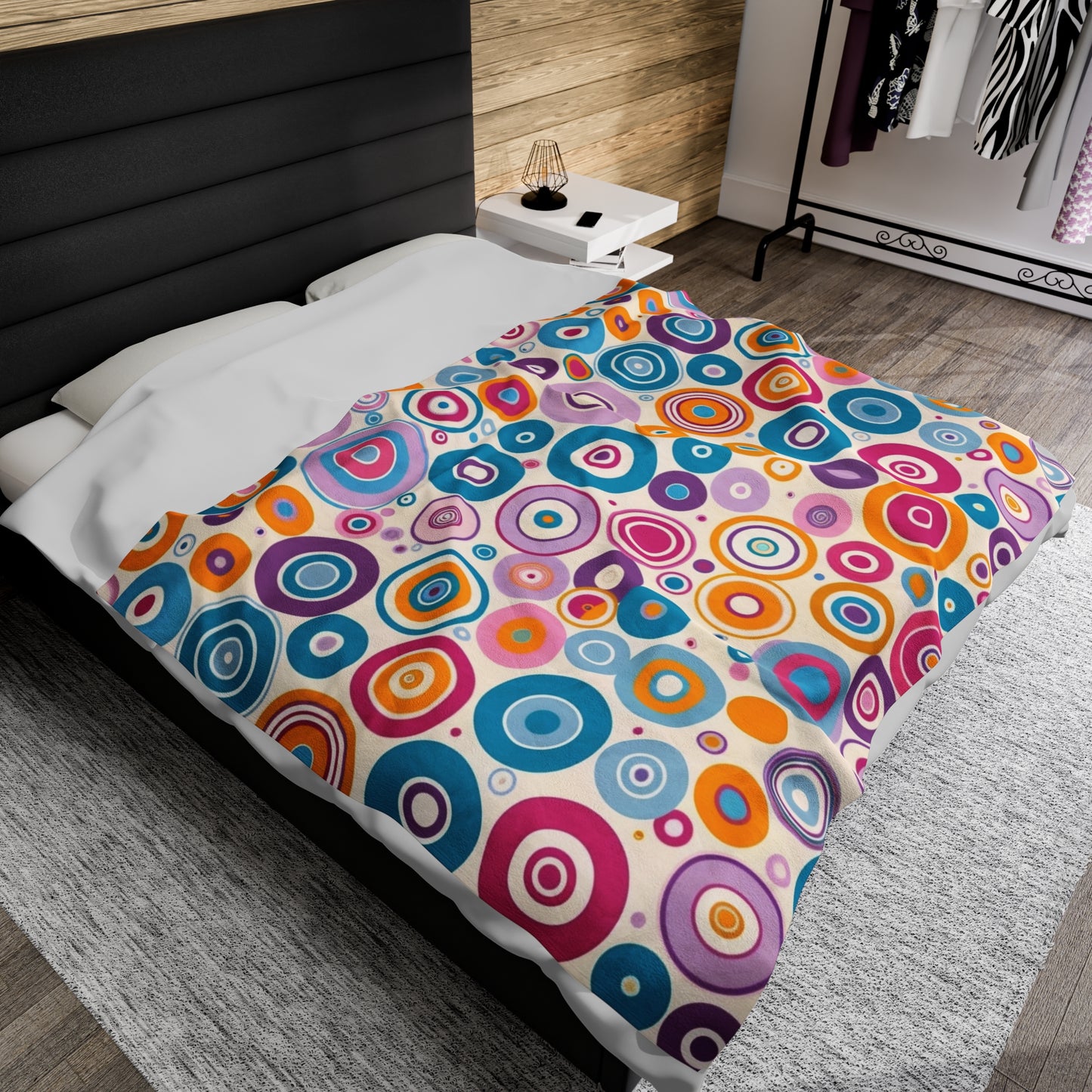 Energetic Circle Pattern Throw Blanket: Luxurious Comfort Plush Throw Blanket - Cozy Velveteen Fleece Accent